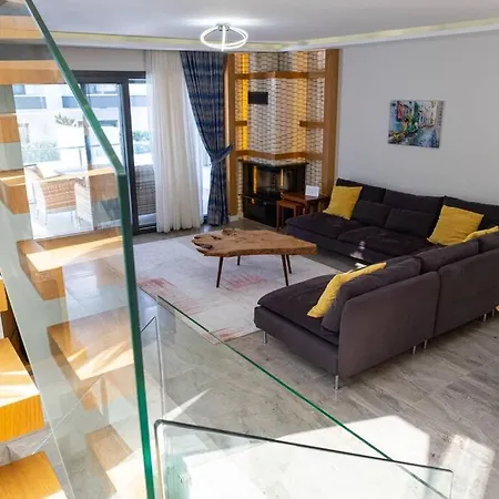 Cesmede Sakin Lueks Havuzlu Villa Çeşme