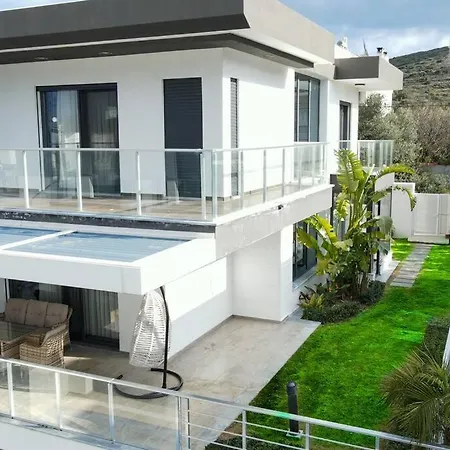 Cesmede Sakin Lueks Havuzlu Villa Çeşme
